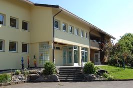 Schulhaus - Gemeindeverwaltung Scheuren